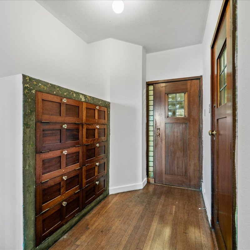 interior of 340 S. Highland Ave, Apt. 1B