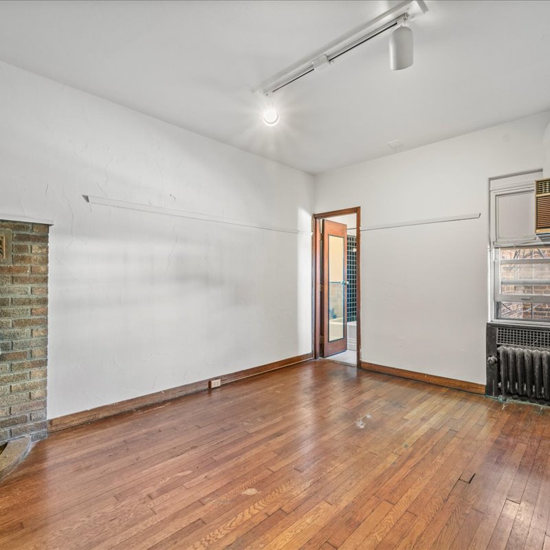 interior of 340 S. Highland Ave, Apt. 1B