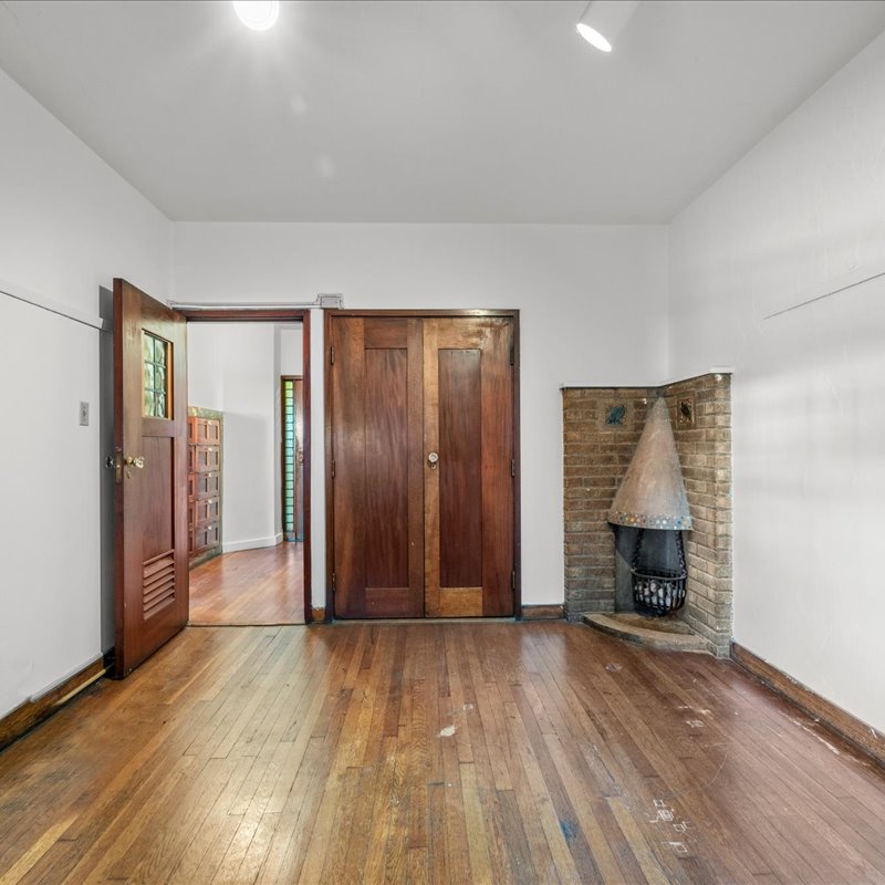 interior of 340 S. Highland Ave, Apt. 1B