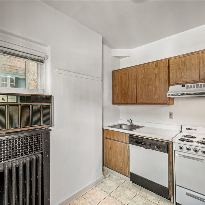 interior of 340 S. Highland Ave, Apt. 1B