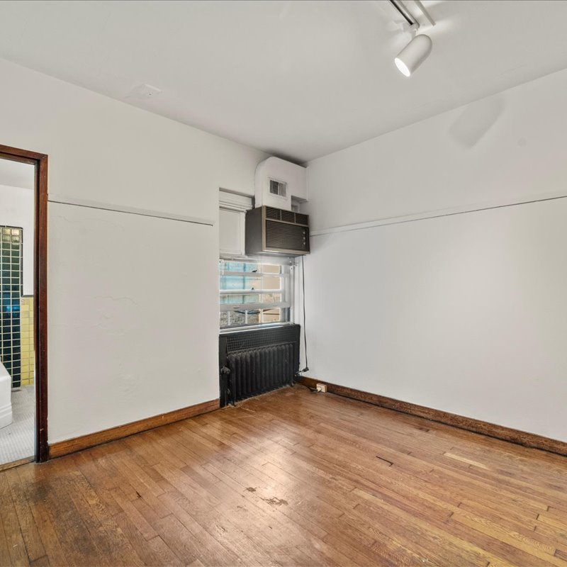 interior of 340 S. Highland Ave, Apt. 1B