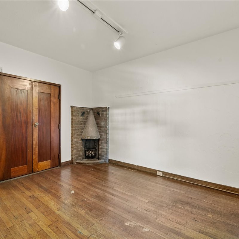 interior of 340 S. Highland Ave, Apt. 1B